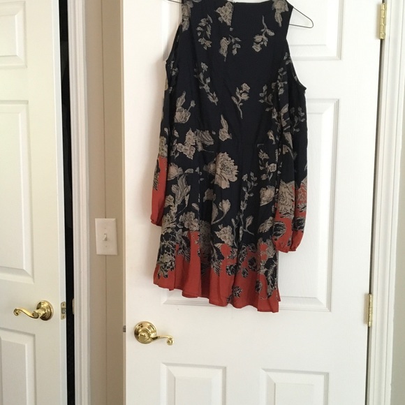 Open-shoulder print dress - Picture 6 of 6